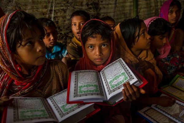 بالصور..طفل روهينغي يقرأ القرآن في مخيم اللاجئين