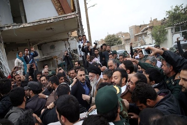 El Líder Supremo de Irán visita las áreas afectadas por el terremoto