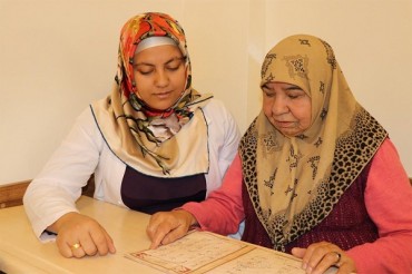 तुर्की महिला और 66 साल की उम्र में कुरान सीखने का उत्साह