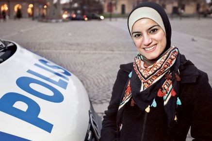 Hollandalı Müslüman kadın polise başörtüsü izni