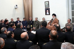 伊斯兰革命领袖：你们应加倍努力 让敌人不敢威胁伊朗人民