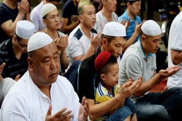 中国穆斯林举行开斋节会礼